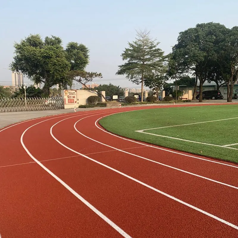 Okul bahçesinde tartan atletizm pisti