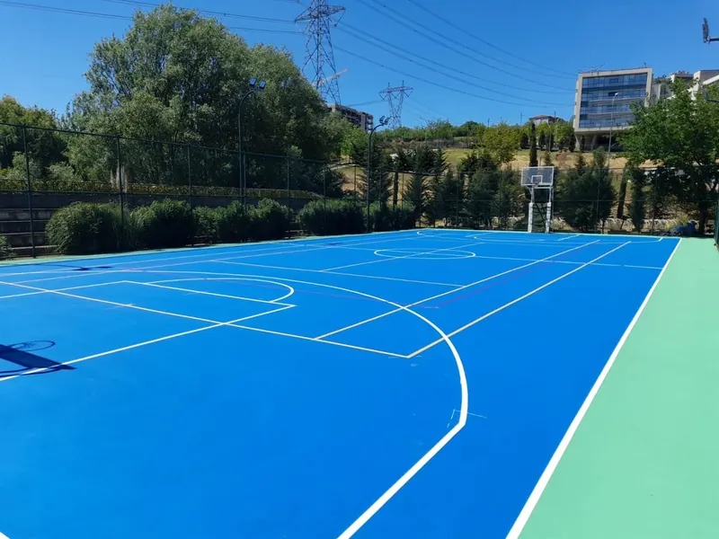 Mavi akrilik kaplamalı basketbol ve voleybol sahası