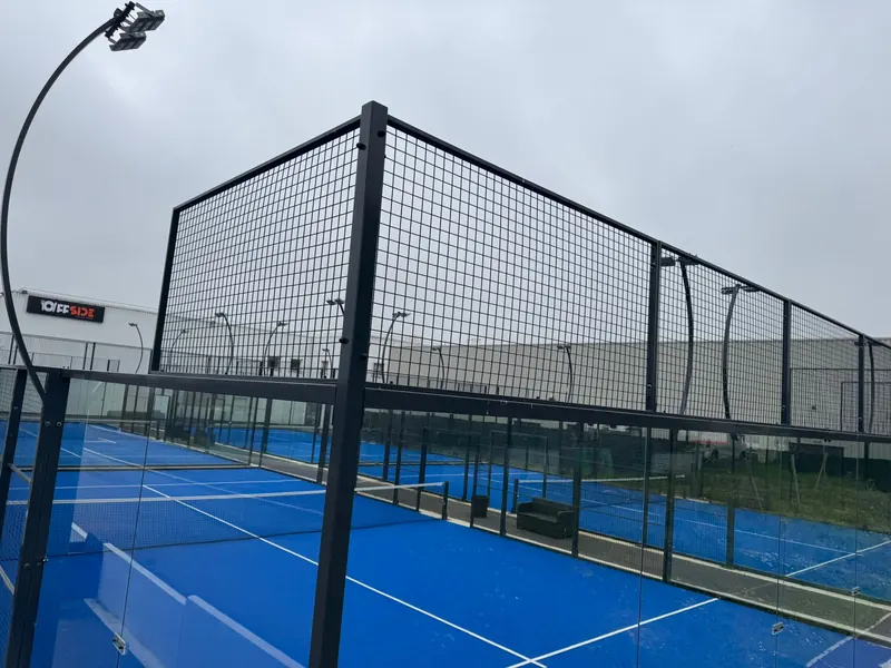 Cam ve kafes sistemli mavi padel kortu