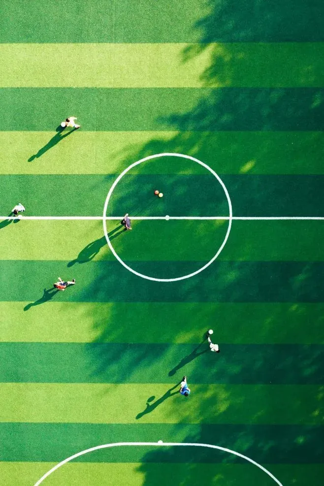 Kuş bakışı suni çim futbol sahası ve orta saha çizgisi